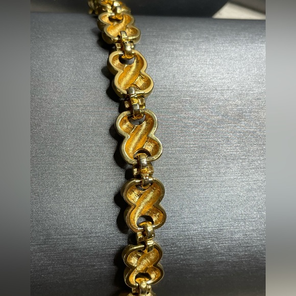 Vintage Kisses Heavy Gold Tone Size 7.25 “KEYES” Bracelet. Fold over clasp - Picture 3 of 7